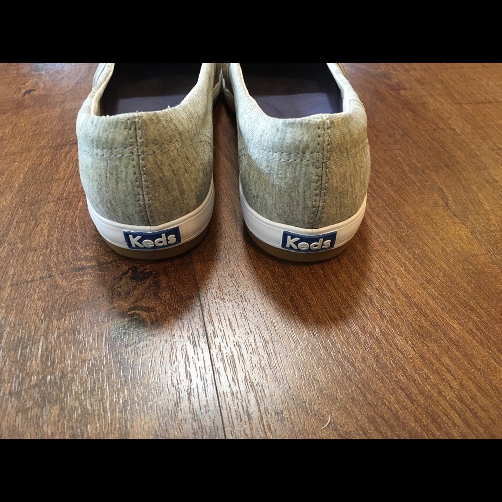 Nice, comfy shoes! I wore them once but my feet are just too wide for them. - Picture 4 of 6